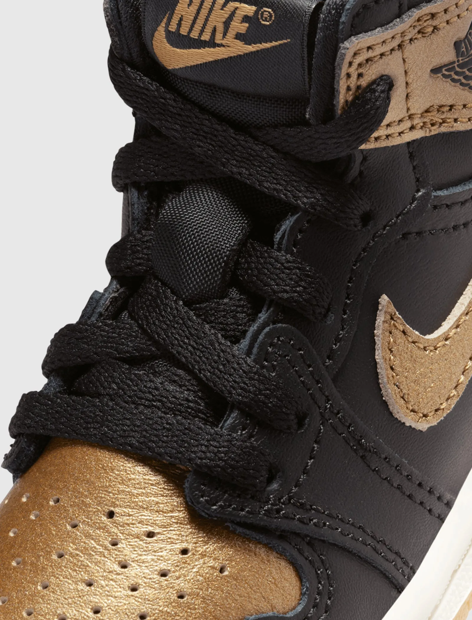 AIR JORDAN 1 RETRO HIGH OG "BLACK/METALLIC GOLD/SAIL" TD