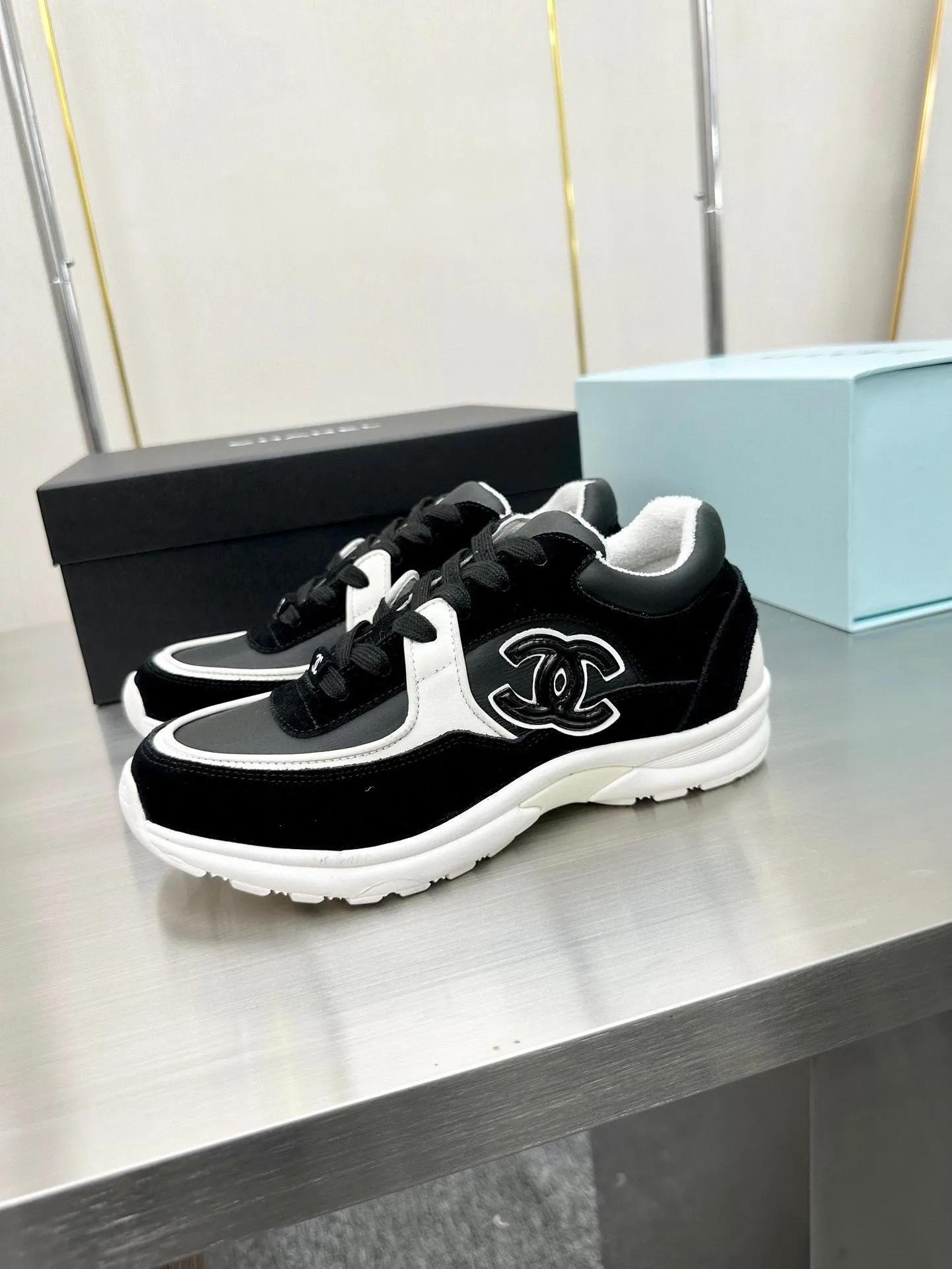 CC LOW TOP TRAINER BLACK WHITE SNEAKERS