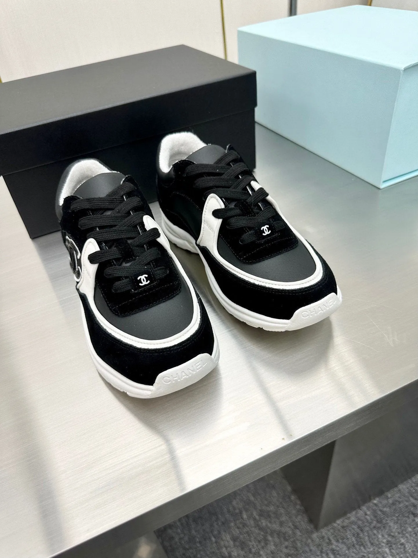 CC LOW TOP TRAINER BLACK WHITE SNEAKERS